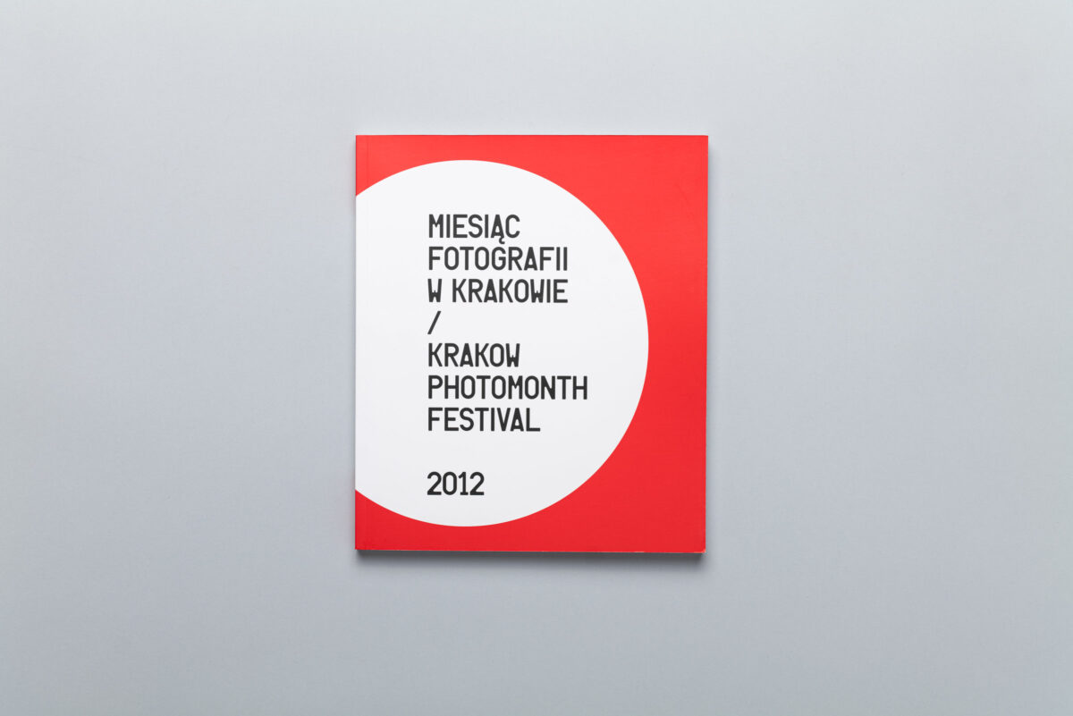 Okładka katalogu Miesiąc Fotografii w Krakowie 2012