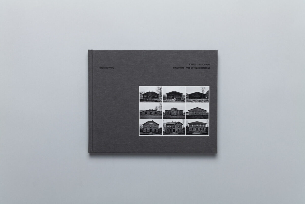 Okładka photobooka Auschwitz – Fall of The Modern Age