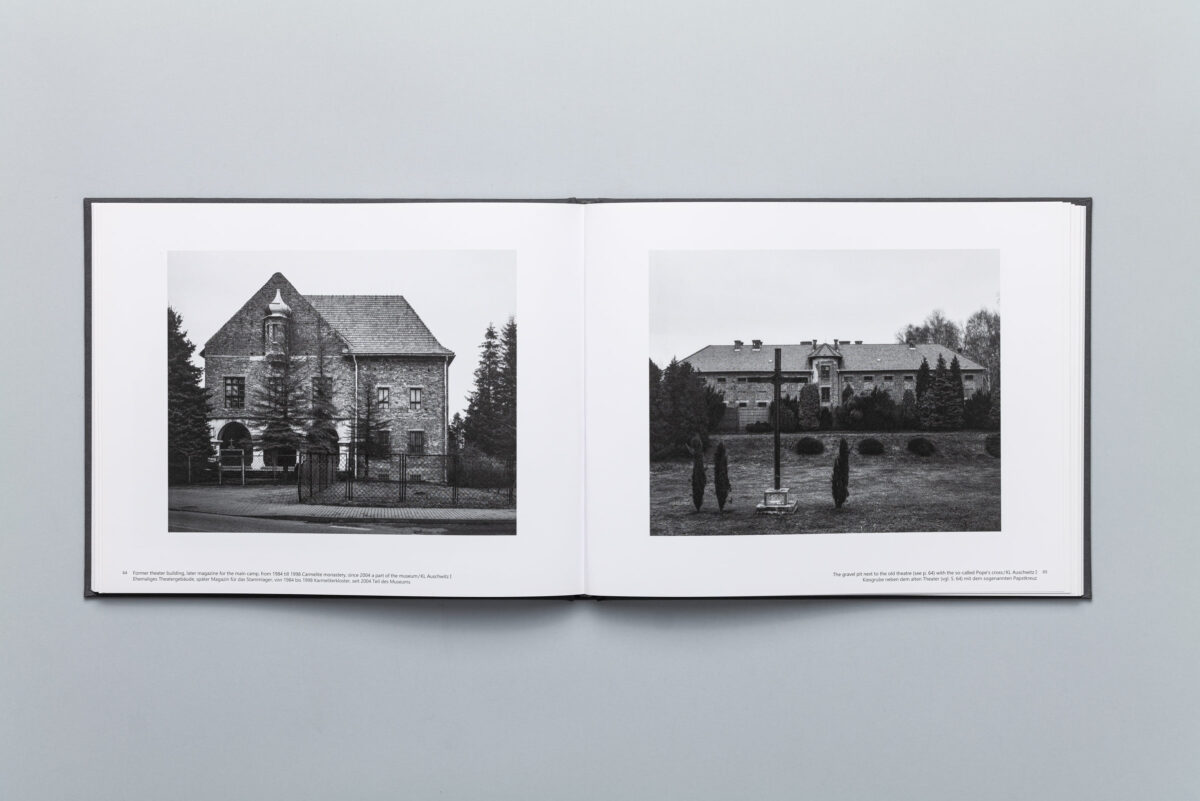 Rozkładówka z photobooka Auschwitz – Fall of The Modern Age