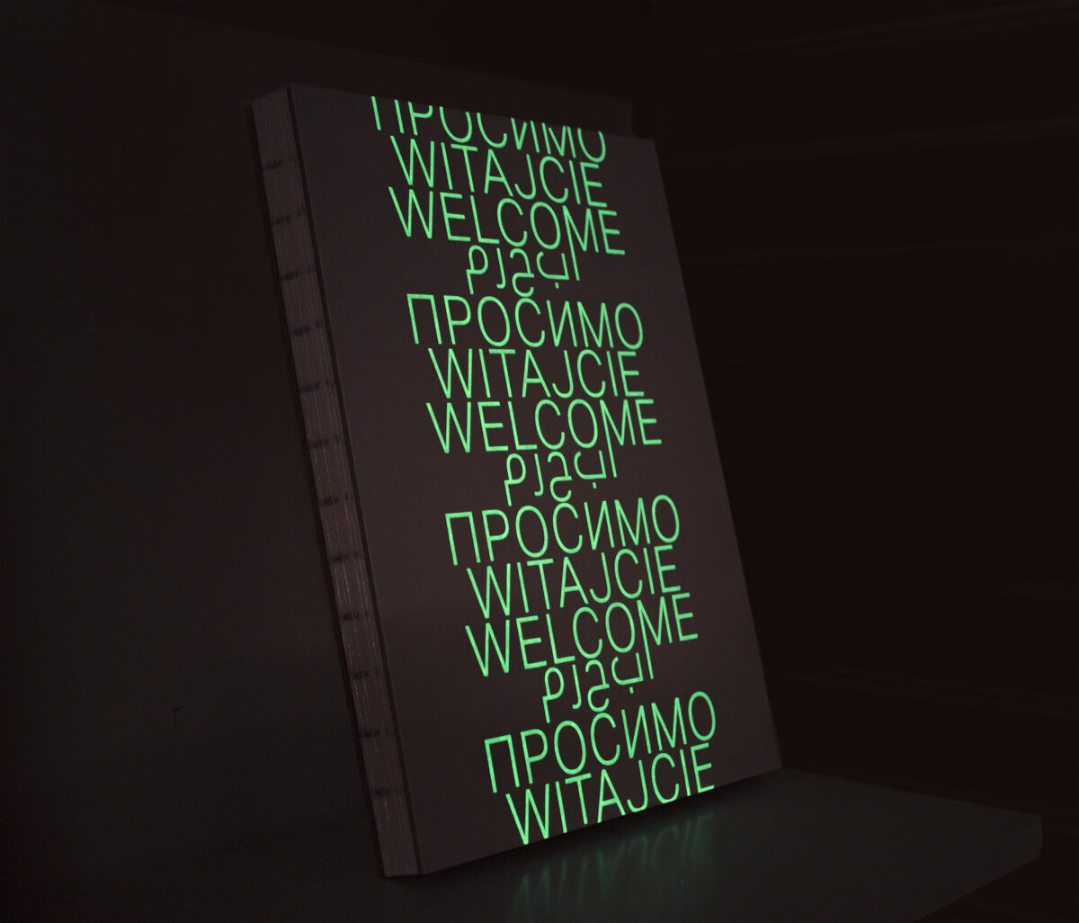 Okładka publikacji Welcome pokryta drukiem luminescencyjny